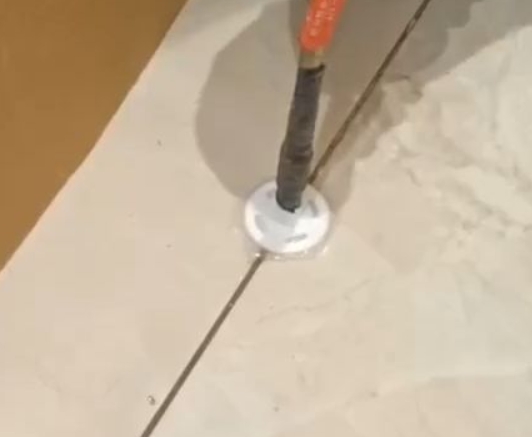 永寿瓷砖空鼓维修公司专业解答瓷砖在铺贴过程中，如果没有涂抹均匀到位的粘结材料（如水泥砂浆或瓷砖胶），可能会导致以下问题