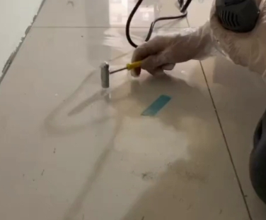 永寿瓷砖开裂维修公司专业分享瓷砖在铺贴前如果没有沥干水分，将会导致以下问题